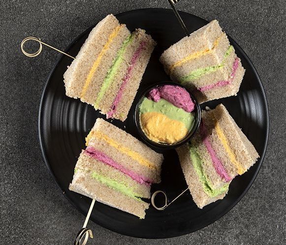 Άκης Πετρετζίκης: Το πιο νόστιμο σάντουιτς ουράνιο τόξο