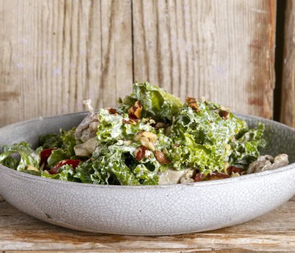 Άκης Πετρετζίκης: Caesar salad με βραστό κοτόπουλο και κέιλ