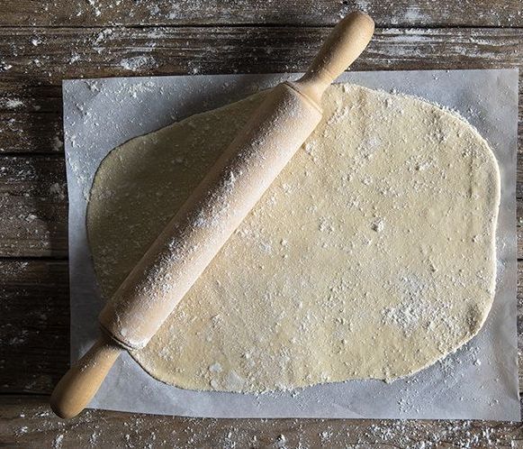 Άκης Πετρετζίκης: Ζύμη πίτσας με 2 υλικά