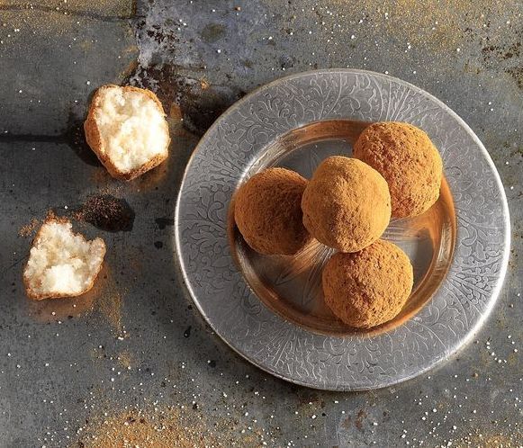 Άκης Πετρετζίκης: Τρουφάκια με καρύδα