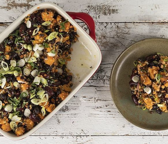 Άκης Πετρετζίκης: Γλυκοπατάτες με μαύρα φασόλια στον φούρνο