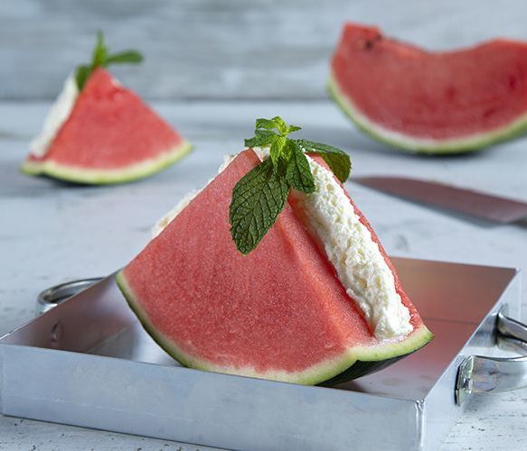 Καρπούζι γεμιστό με μους τυριού: Το εναλλακτικό σνακ από τον Άκη Πετρετζίκη