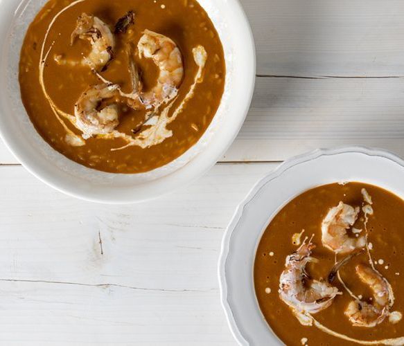 Άκης Πετρετζίκης: Σούπα bisque με γαρίδες και φινόκιο