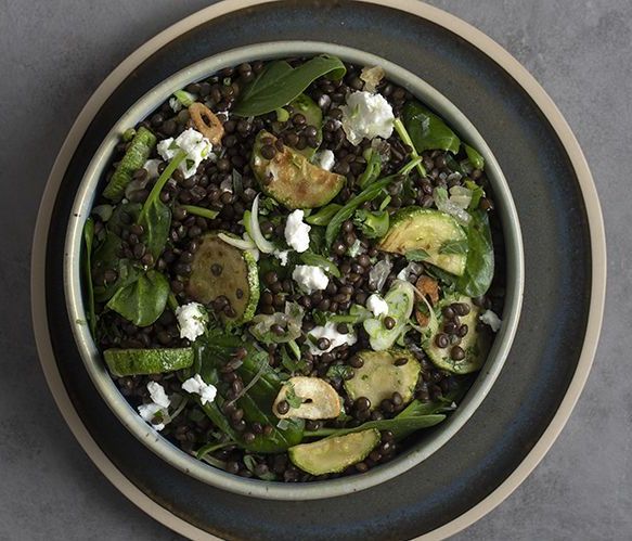 Άκης Πετρετζίκης: Σαλάτα με μαύρες φακές