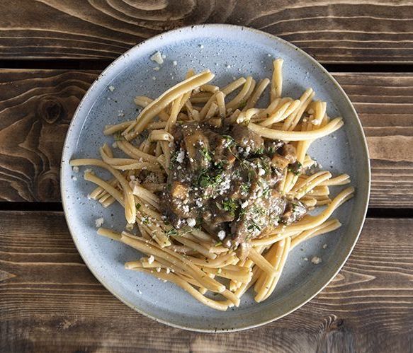 Άκης Πετρετζίκης: Σκιουφιχτά καρμπονάρα με βασιλομανίταρα