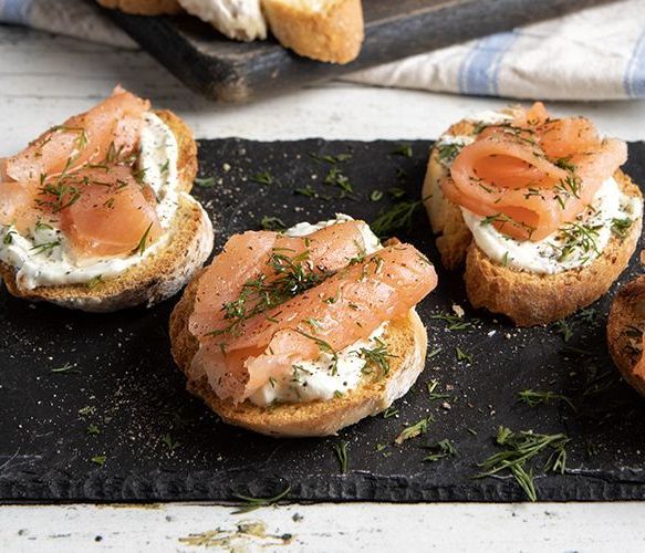 Άκης Πετρετζίκης: Crostini με τυρί κρέμα και σολομό