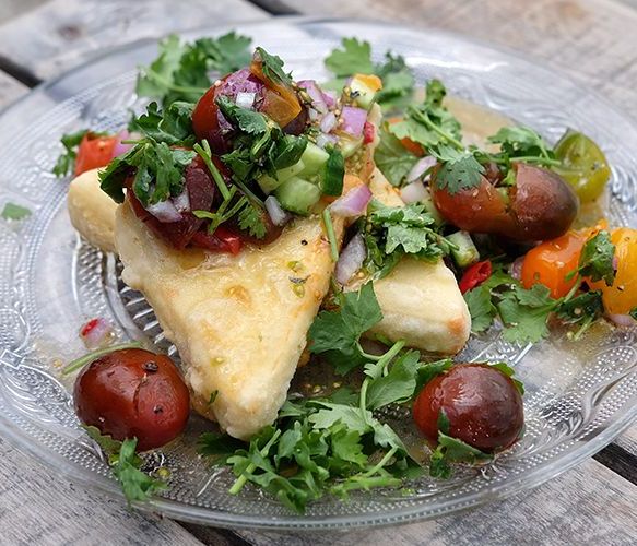 Άκης Πετρετζίκης: Τυρί σαγανάκι με σάλσα από ντοματίνια