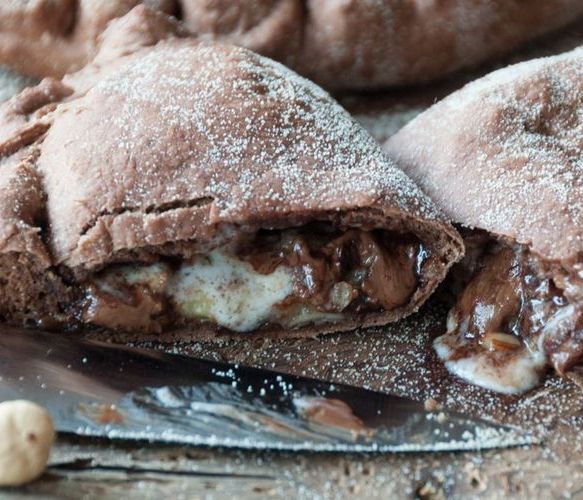 Άκης Πετρετζίκης: Καλτσόνε με πραλίνα φουντουκιού