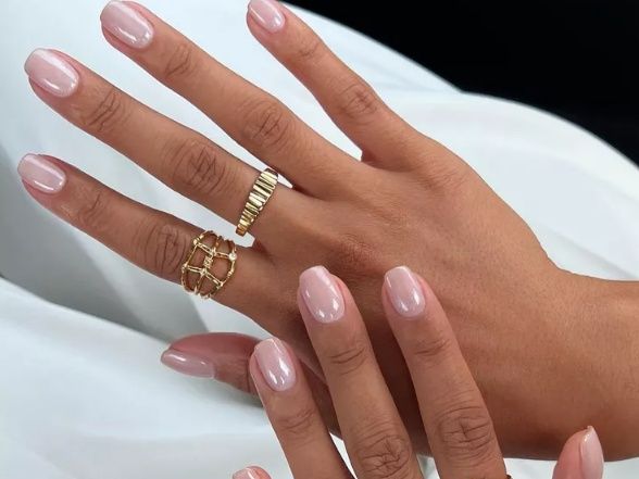 Glazed donut manicure: H γλυκιά τάση στα νύχια που επιστρέφει κάθε καλοκαίρι