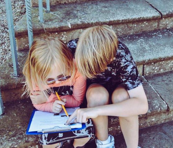 Η τρυφερή συνήθεια που κάνει τα παιδιά πιο έξυπνα σύμφωνα με την επιστήμη