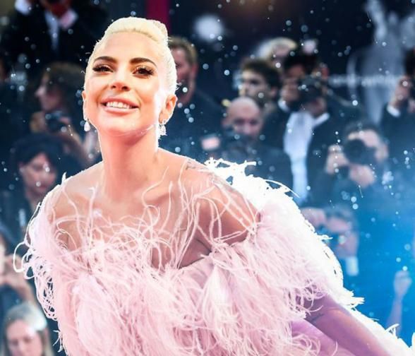Η Lady Gaga μόλις κάλυψε την πλάτη της με ένα ‘A Star is Born’ tattoo