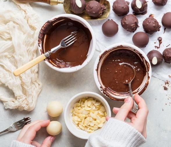 Με την αμυγδαλόπαστα που καλύπτουμε τα cakes, φτιάχνουμε και απίθανα τρουφάκια