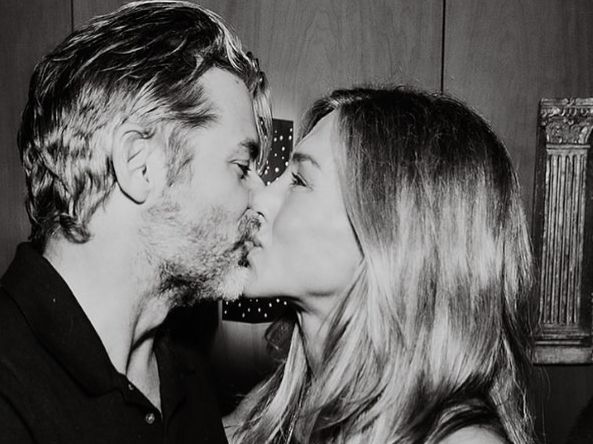 Η Jennifer Aniston γιόρτασε τα 57α γενέθλιά της με ένα φιλί από τον Jim Curtis