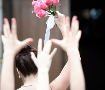 Το πέταγμα της καλτσοδέτας