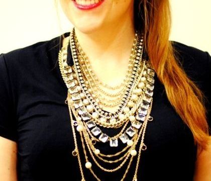 Πώς να τελειοποιήσετε την τέχνη του layering στα κοσμήματά σας