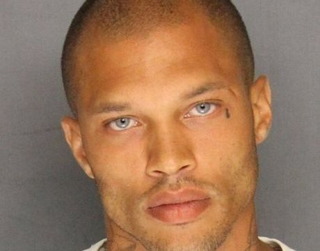 Θυμάστε τον κακοποιό που είχε τρελάνει τις γυναίκες; Σας έχουμε τη θηλυκή απάντηση