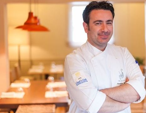 Ο chef του CHEFI The Restaurant, Αλέξανδρος Κοσσυβάκης... μας κάνει το τραπέζι!