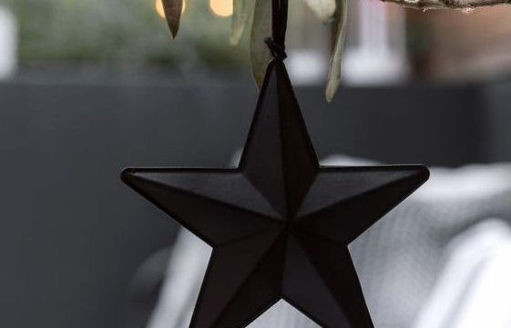 Γιατί το μαύρο ταιριάζει και με τα Χριστούγεννα! Δες πώς θα το βάλεις στη διακόσμησή σου!