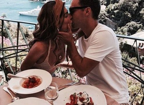 7 συμπεριφορές που κάνουν έναν άντρα να «κολλήσει» με μία γυναίκα