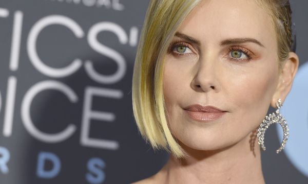 H Charlize Theron έχει την καλύτερη θεωρία για τη ζωή και πρέπει να σε εμπνεύσει
