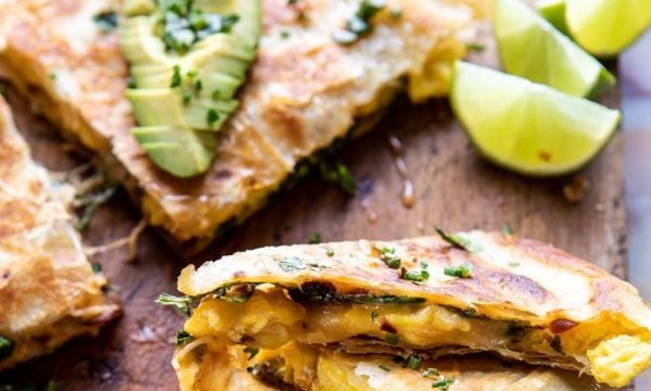 Quesadilla για πρωινό με scrambled eggs και αβοκάντο