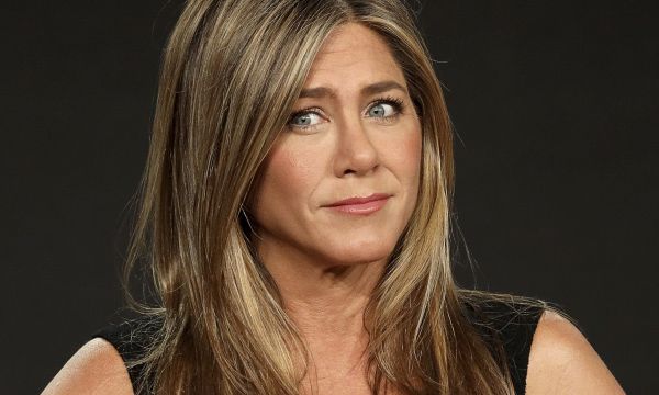 Mη σε ξεγελάει το λευκό φόρεμα που έβαλε η Aniston στα SAG... άλλο είναι το αγαπημένο της χρώμα!