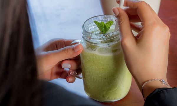 Πώς θα αποτοξινωθείς εύκολα και αποτελεσματικά μετά το πασχαλινό τραπέζι