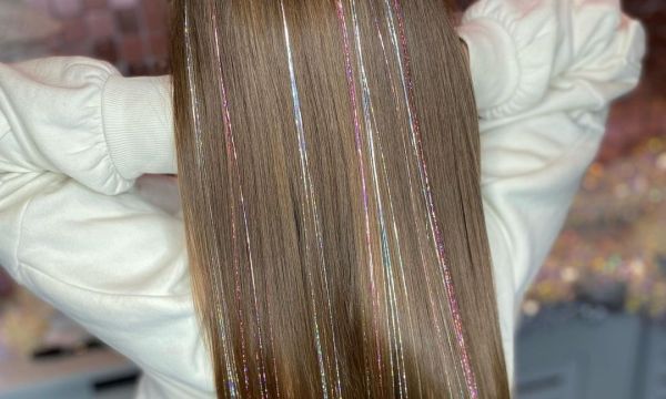 Tinsel hair! Το TikTok είναι obsessed με την τάση της χρυσόσκονης στα μαλλιά