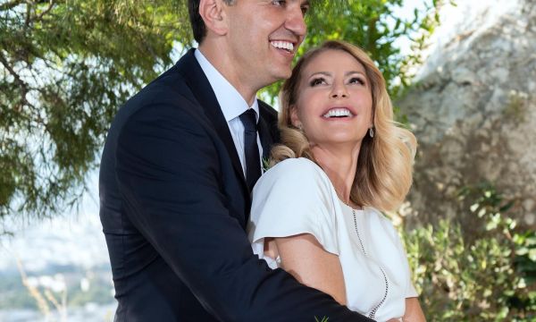 Η Τζένη Μπαλατσινού μιλάει για τη μητρότητα στα 50 και απορρίπτει τις επιταγές της κοινωνίας