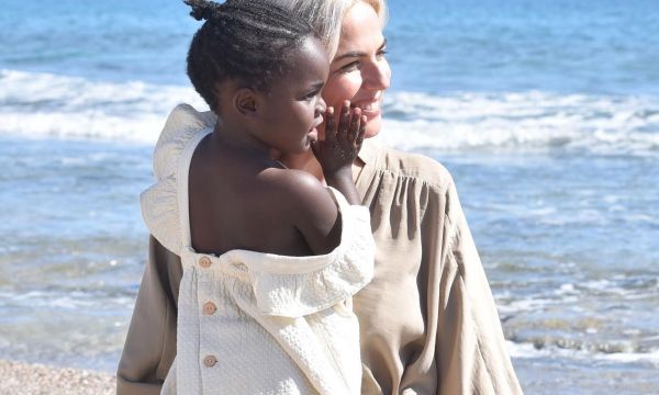 Η Χριστίνα Κοντοβά αποκάλυψε την ηλικία της με το πιο fun εορταστικό video