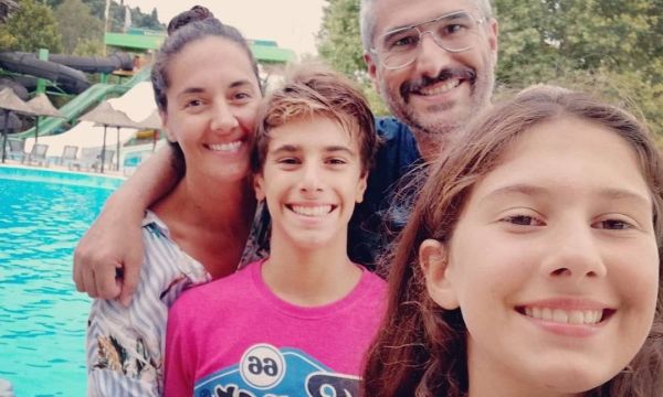 Η Νόνη Δούνια και ο Κυριάκος Μουρατίδης μένουν σε ένα πολύ «ψαγμένο» σπίτι στο Νέο Φάληρο