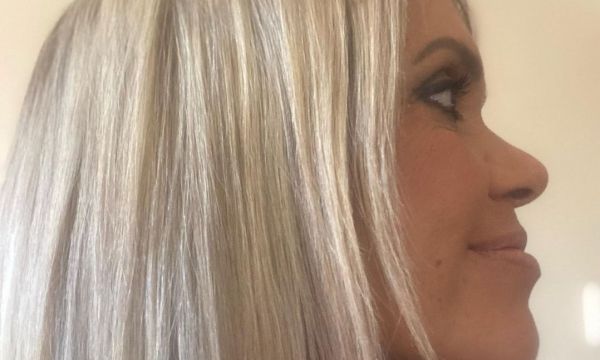 Σύνθια Σάπικα: Ποια είναι η δημοσιογράφος που έκοψε live τα μαλλιά της για τις γυναίκες στο Ιράν