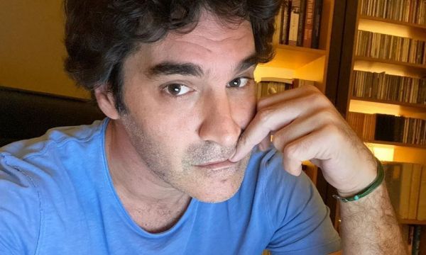 Ο Χριστόφορος Παπακαλιάτης 22 χρόνια μετά το «Να με προσέχεις» λύνει το γρίφο του φινάλε