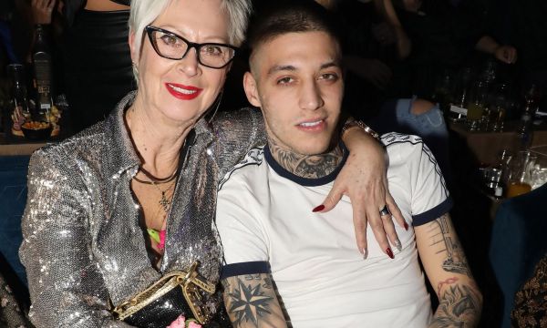 O τράπερ Trannos είναι mama's boy και το απέδειξε στη νυχτερινή έξοδο με τη μαμά του