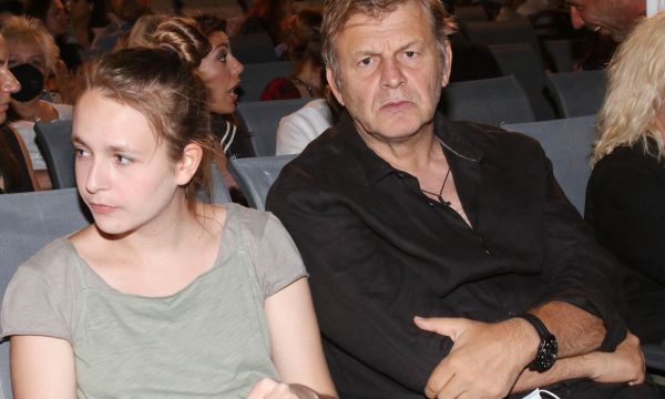 O Απόστολος Γκλέτσος έχει μάτια μόνο για μια γυναίκα: την 21χρονη κόρη του Βαλίσια Γκλέτσου