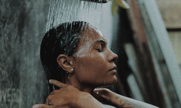 Τέλειο δέρμα, καλύτερος μεταβολισμός & τι άλλο θα συμβεί στο σώμα μας αν καθιερώσουμε το κρύο ντους