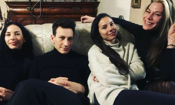 Οι γυναίκες «Ράμπο» στη ζωή του Μιχάλη Σαράντη είναι και οι 3 άγνωστες αδελφές του