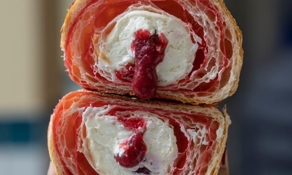 Νέα άφιξη: Φρεσκοψημένα κρουασάν και γαλλικές σφολιάτες απογειώνουν τη μέρα μας!