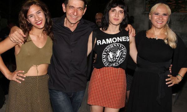 Λογικό με τέτοιους γονείς οι 26χρονες δίδυμες «Σκιαδαρέσες» να είναι κούκλες και ταλαντούχες