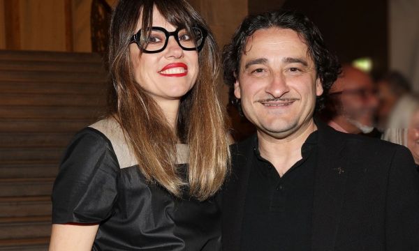 Από ηπειρώτικους χορούς έως Ya Habibi, ο Βασίλης Χαραλαμπόπουλος καμαρώνει πάντα τη Λίνα να χορεύει