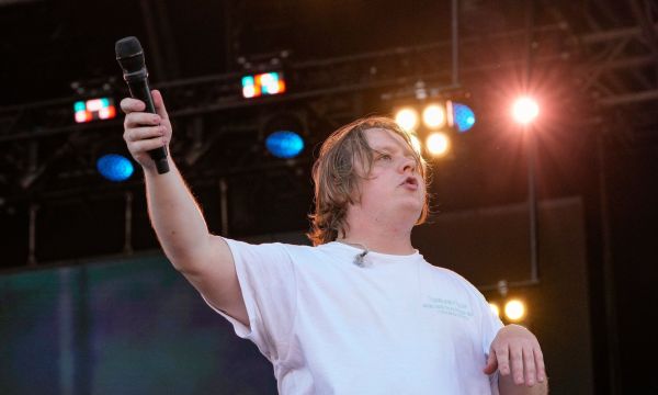 Ο Lewis Capaldi ακυρώνει όλες του τις συναυλίες: Κοινό, μουσικοί και καλλιτέχνες είναι μαζί του