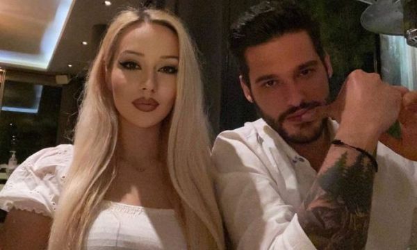 Ο Φοίβος Παπαδάκης είναι full ερωτευμένος και με την Αλίκη του έχουν το πιο neon και μοντέρνο σπίτι