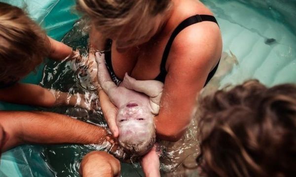 Ένα τρυφερό βίντεο τοκετού στο νερό