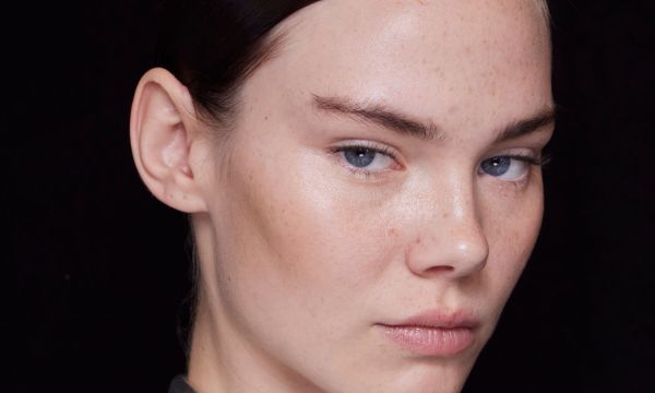 Genius! 3 tips για να μην «σπάει» το concealer κάτω από την περιοχή των ματιών