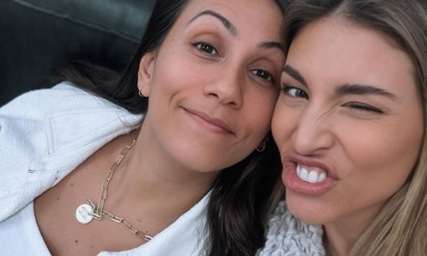 Η Αθηνά Οικονομάκου δέχθηκε αρκετά αρνητικά σχόλια για την άσεμνη χειρονομία στη φωτογραφία της