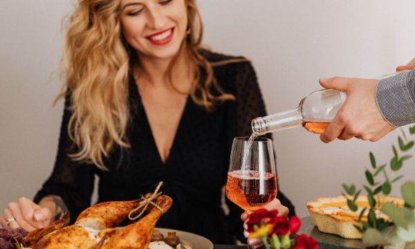 Το έξυπνο tip για να αποφύγεις το φούσκωμα που προκαλείται από το φαγητό & το ποτό των Χριστουγέννων