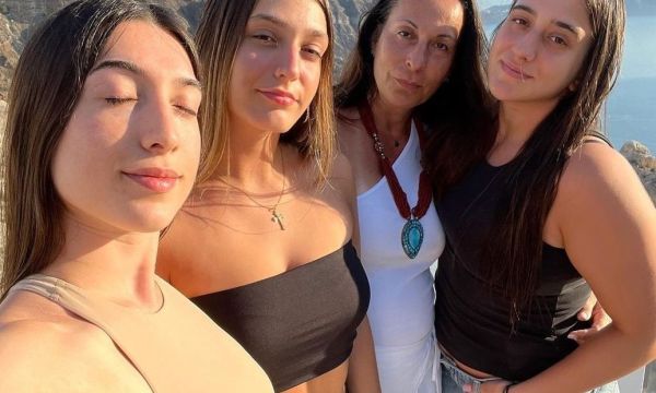 Στο νέο βίντεο της Κατερίνας Κακοσαίου με τα αδέρφια της είδαμε τη στήριξη της μαμάς της Μαρίας