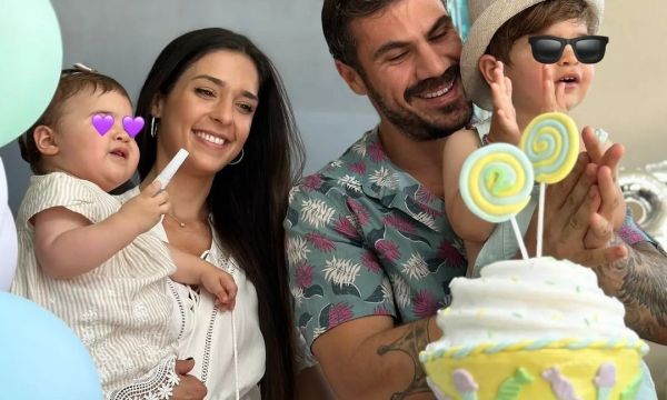 Ο Άκης Πετρετζίκης ανέβασε σπάνιο βίντεο με τη γυναίκα του αλλά το TikTok με την κόρη έγινε viral