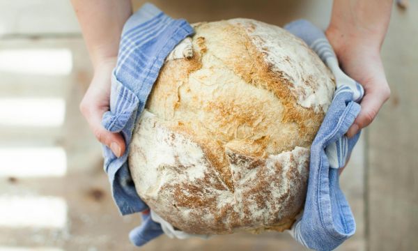 Πώς θα διατηρήσεις το ψωμί σου φρέσκο για περισσότερο-Το λάθος με την ψωμιέρα και το tip με το πανί