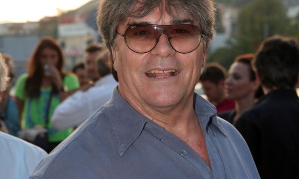 Ο Πάνος Μιχαλόπουλος, ο ζεν πρεμιέ των 80s: Από τα Τσακάλια στην απομόνωση της επαρχίας